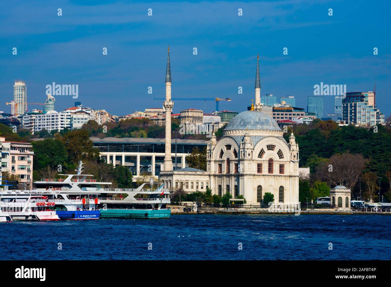 Istanbul, Türkei. November 21, 2019. Ansicht der Dolmabahçe Moschee in der europäischen Seite und den Bosporus Stockfoto