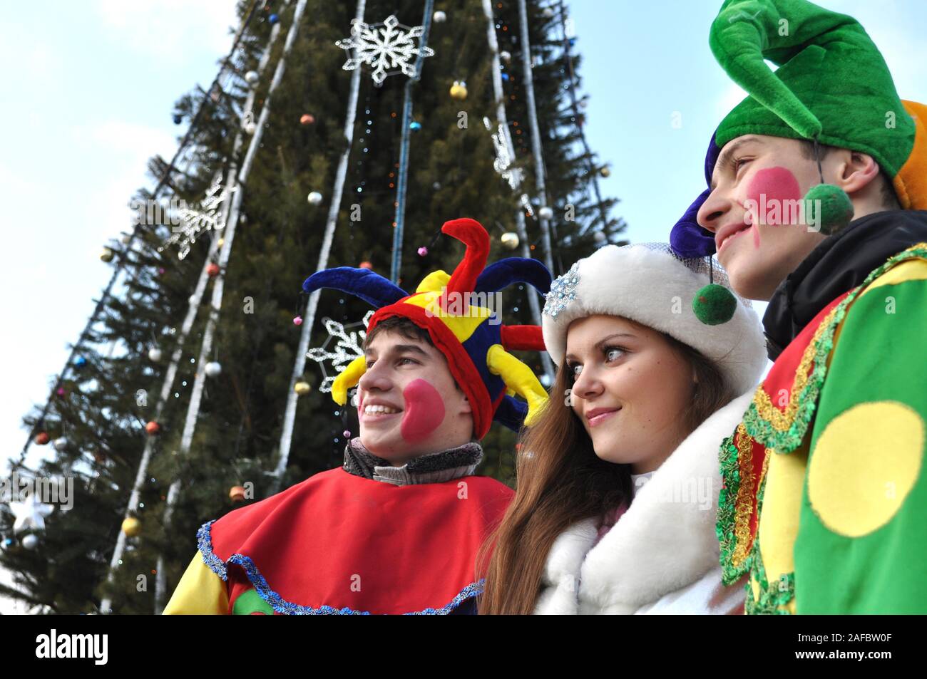 Cherkasy, Ukraine, Dezember, 24, 2011: Animatoren haben sich im Neuen Jahr zeigen sich auf dem Platz der Stadt in der Nähe der Weihnachtsbaum Stockfoto