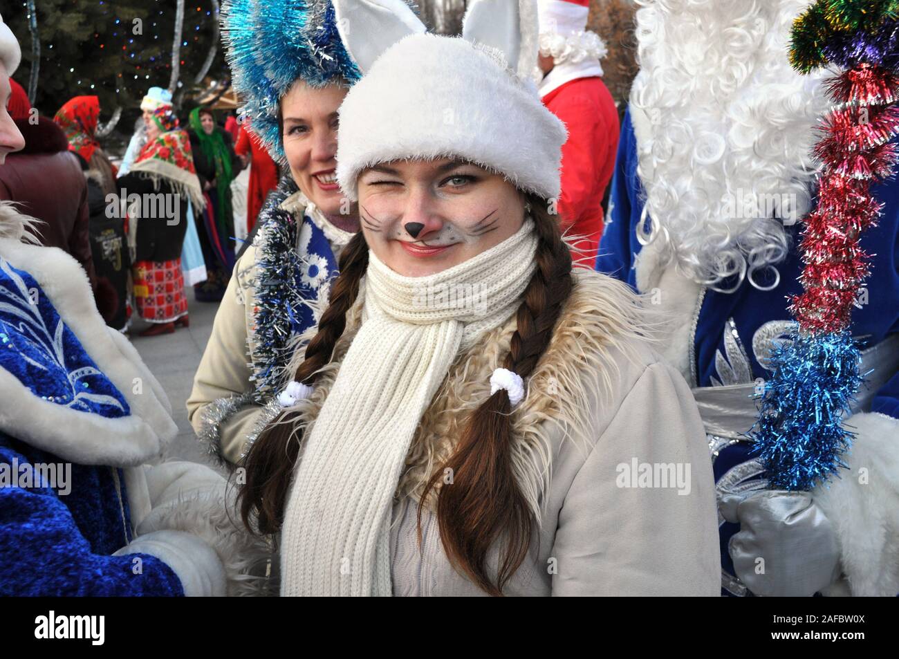 Cherkasy, Ukraine, Dezember, 24, 2011: Animatoren haben sich im Neuen Jahr zeigen sich auf dem Platz der Stadt in der Nähe der Weihnachtsbaum Stockfoto