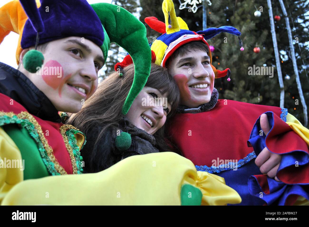 Cherkasy, Ukraine, Dezember, 24, 2011: Animatoren haben sich im Neuen Jahr zeigen sich auf dem Platz der Stadt in der Nähe der Weihnachtsbaum Stockfoto