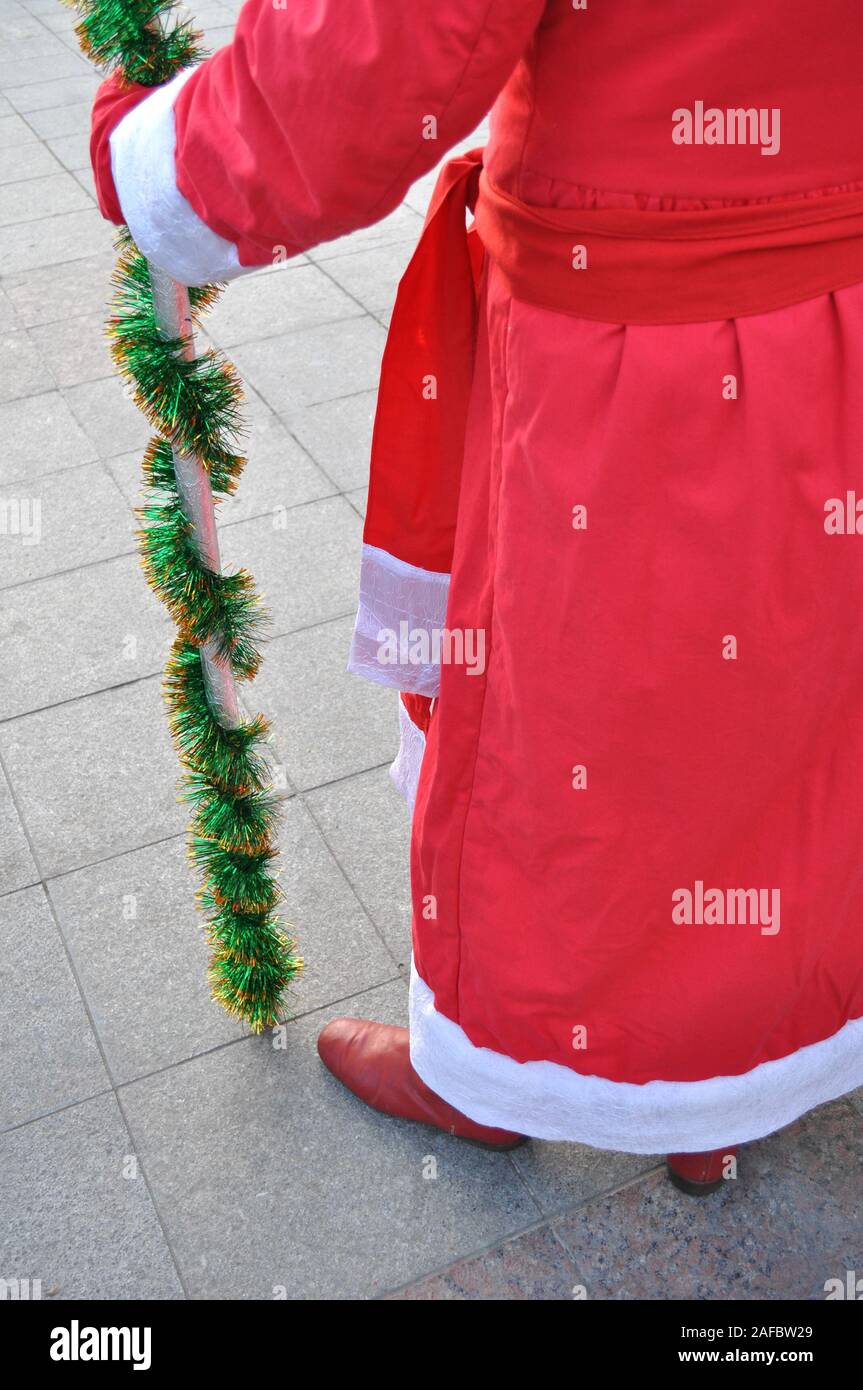 Santa Claus zu Fuß in die City Square im Neuen Jahr zeigen Stockfoto