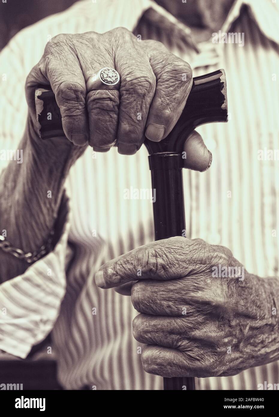 Die Hände ein älterer Mann mit einem Stock in der Rom jüdische Ghetto fotografiert. Stockfoto