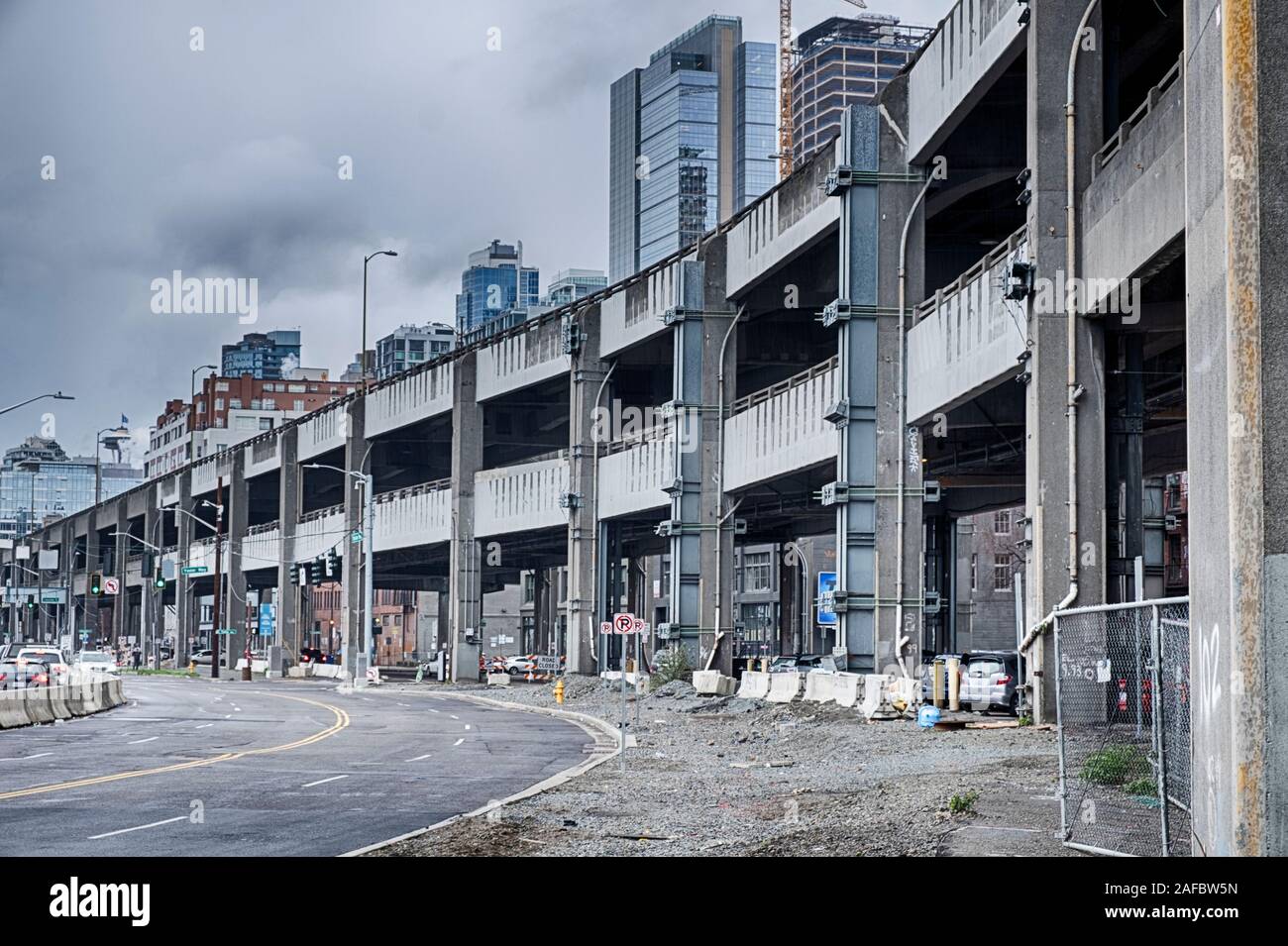 Urbane Landschaft zeigt die alaskische Weise Viaduct sechs Monate, bevor es abgerissen wurde eine neue Waterfront Park in Seattle zu erstellen. Stockfoto