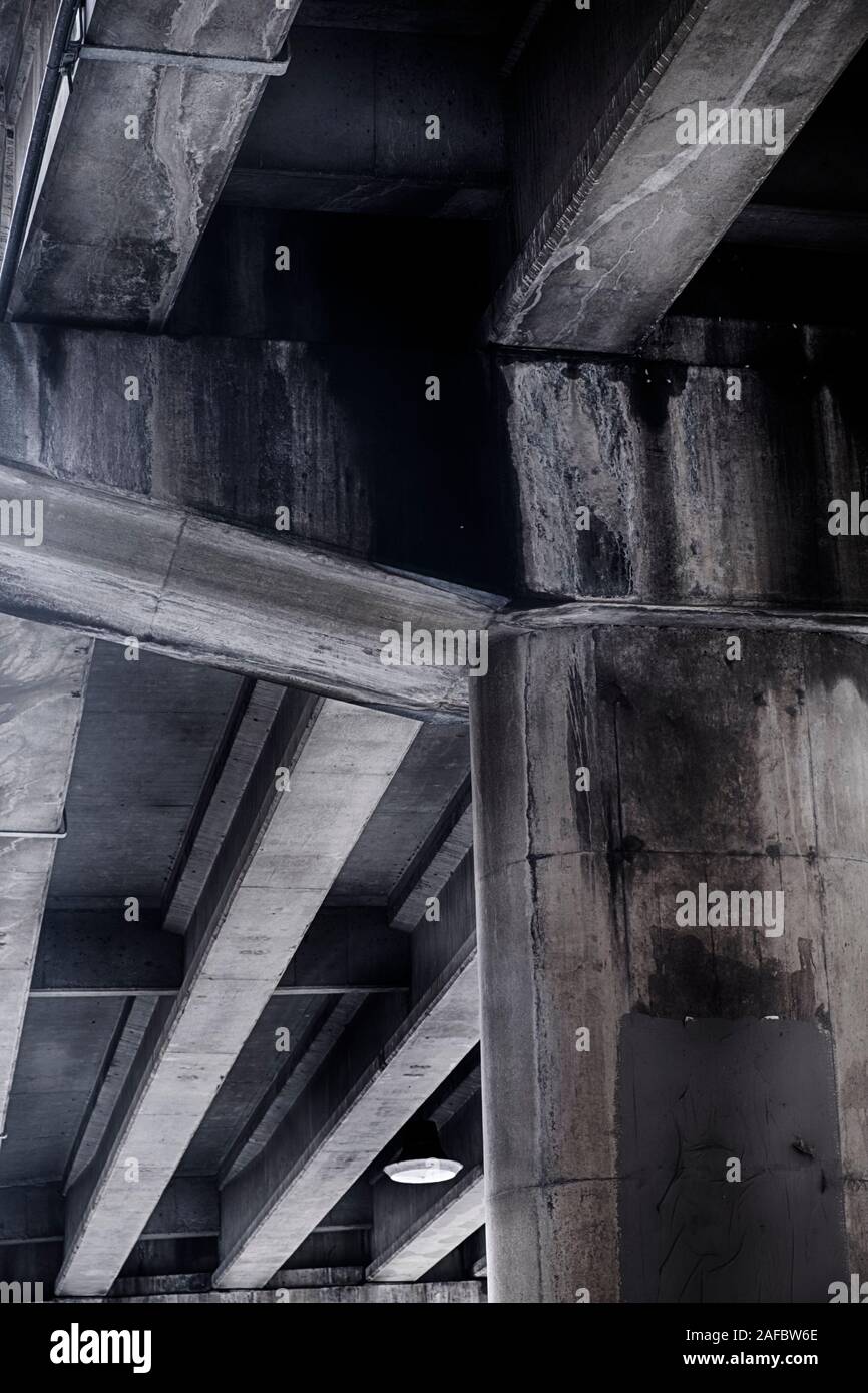 Die Balken und Träger unterstützen die alaskische Weise Viaduct bilden einen schönen architektonischen abstrakt. Der Viadukt hat jetzt abgerissen worden. Stockfoto