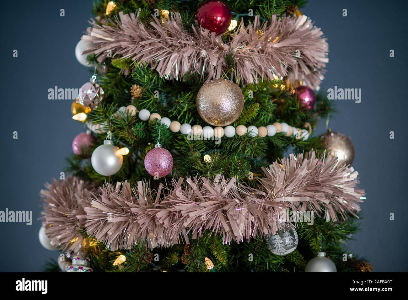 Weihnachtsbaum mit Ornamenten, Beleuchtung und Einrichtung Stockfoto