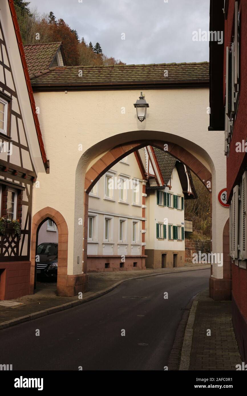Blick auf das alte Stadttor von Oppenau im Schwarzwald Stockfoto