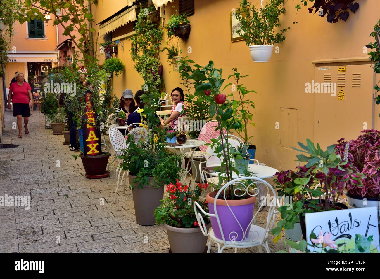 Cafe und Cocktailbar "Bar SAX" mit außerhalb Essen auf Fußgängerzone Gasse mit Topfpflanzen, Rovinj, Kroatien eingerichtet Stockfoto