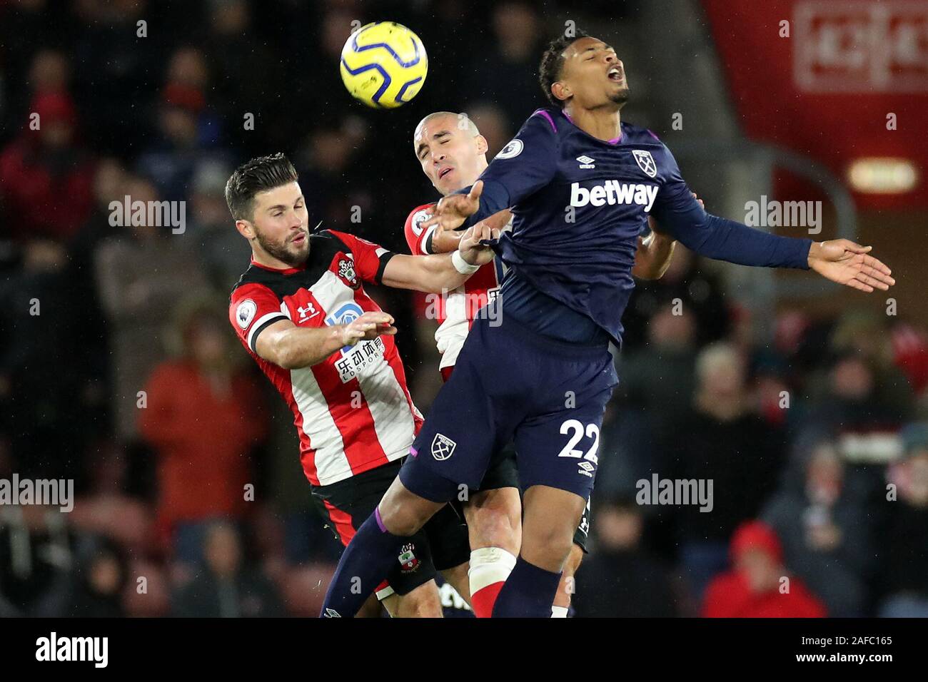 Southampton, Großbritannien. 14. Dez 2019. West Ham, Sebastien Haller erhält einen kleinen während der Premier League Match zwischen Southampton und West Ham United in der St. Mary's Stadium, Southampton am Samstag, den 14. Dezember 2019 schieben. (Credit: Jon Bromley | MI Nachrichten) das Fotografieren dürfen nur für Zeitung und/oder Zeitschrift redaktionelle Zwecke verwendet werden, eine Lizenz für die gewerbliche Nutzung Kreditkarte erforderlich: MI Nachrichten & Sport/Alamy Live News Credit: MI Nachrichten & Sport/Alamy leben Nachrichten Stockfoto