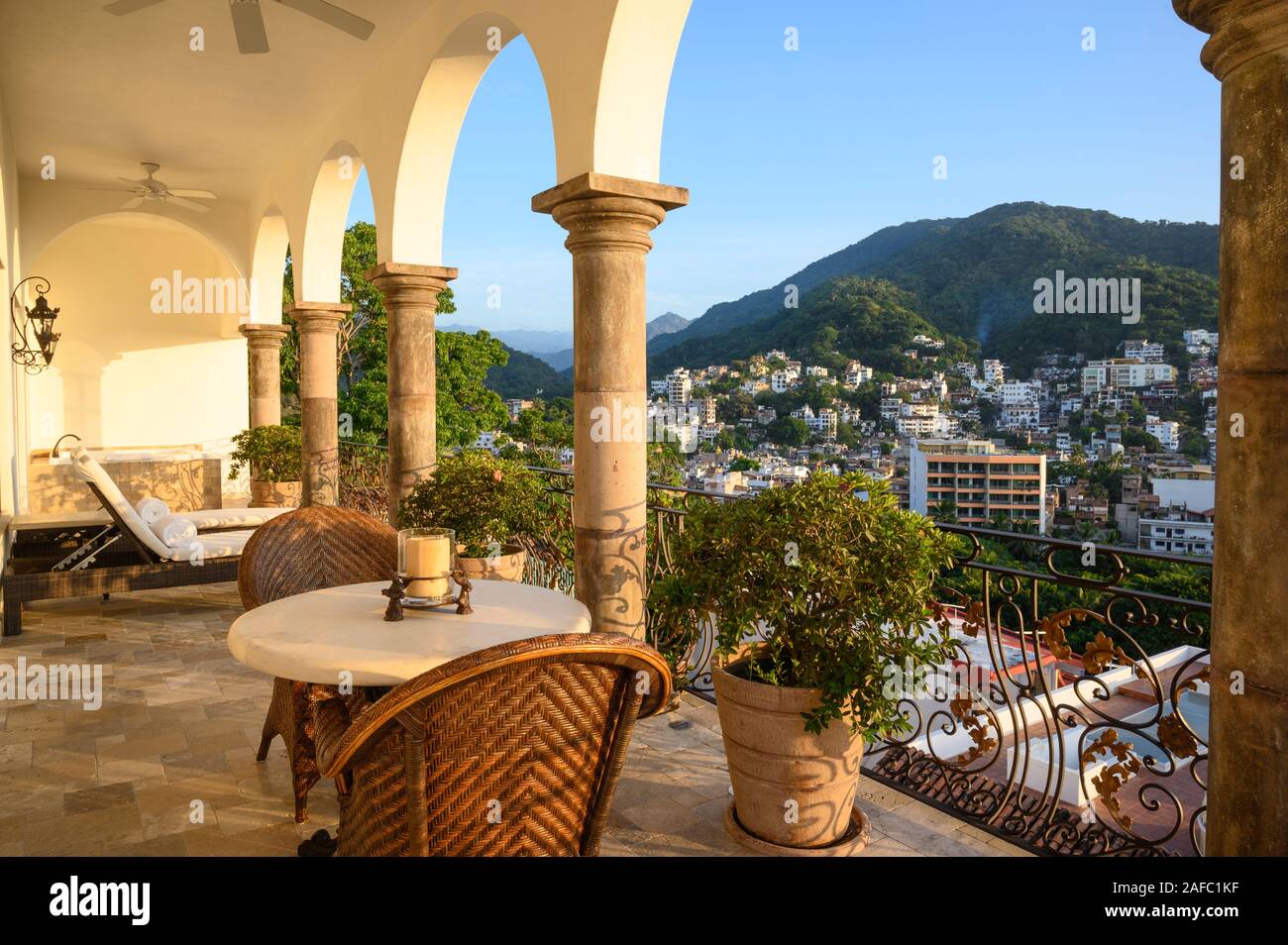 Private Deck der VIPs Zimmer im Casa Kimberly, Puerto Vallarta, Jalisco, Mexiko. Stockfoto