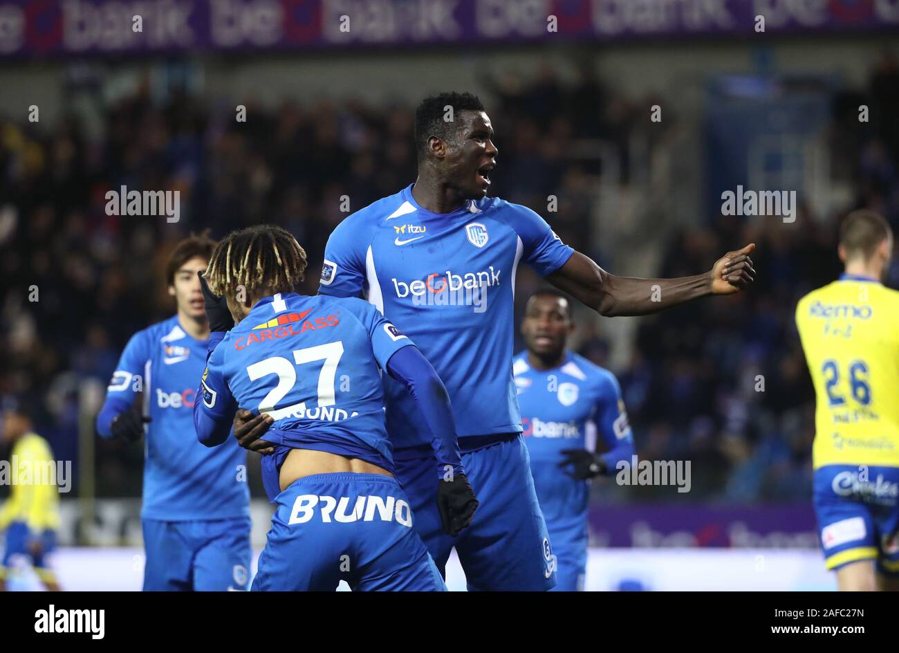 GENK, BELGIEN - 14 Dezember: Paul Onuachu der KRC Genk feiert, nachdem er ein Ziel der Jupiler Pro League Spieltag 19 zwischen KRC Genk und Waasland-Beveren am Dezember 14, 2019 in Genk, Belgien. (Foto von Vincent Van Doornick/Isosport) Stockfoto