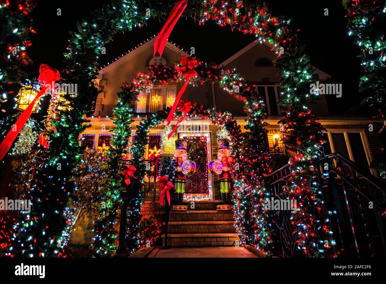 New York, NY, USA - 7. Dezember 2019. Dyker Heights Bezirk Weihnachtsbeleuchtung, New York, USA. Stockfoto