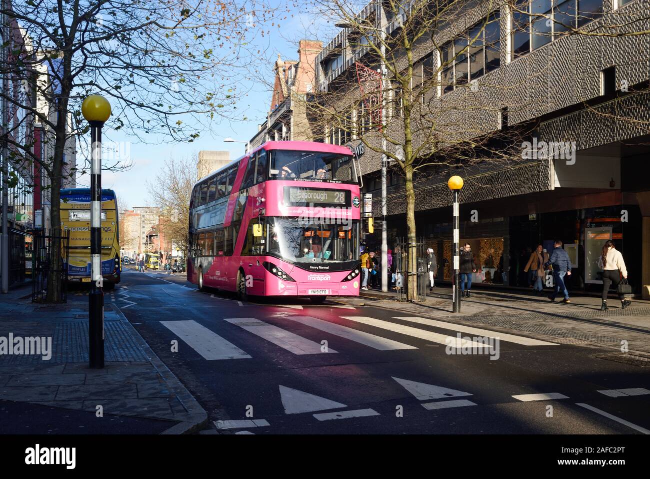 Nottingham, UK. Nottingham City Transport öffentliche Busse, um die Straßen der Stadt von April dieses Jahres die Enviro 400 CBG Stadt Bio- Stockfoto