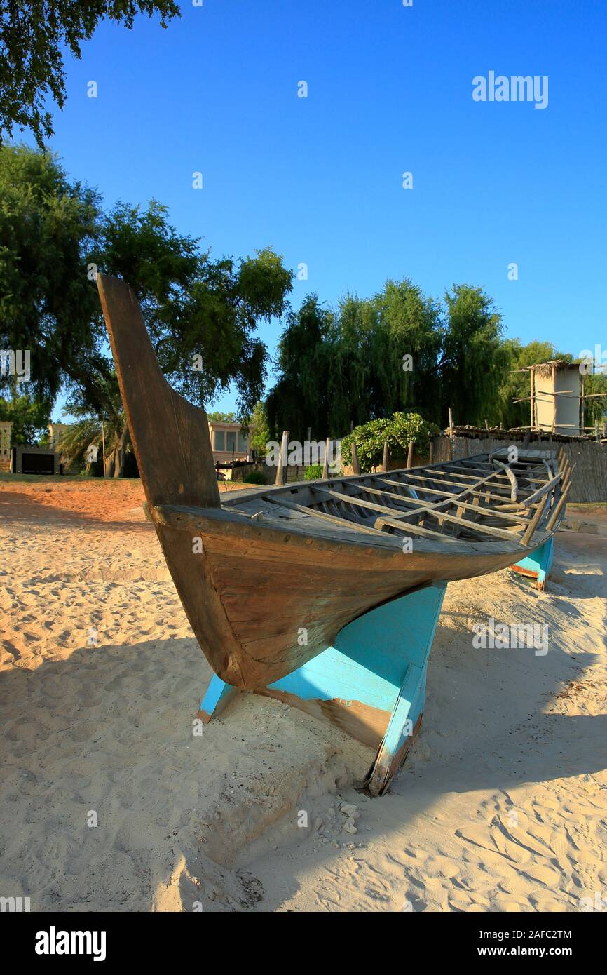 Traditionelles Fischerboot auf Anzeige an der Küste von Dubai Heritage Village. Stockfoto