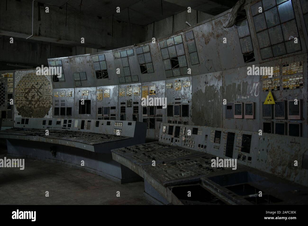 Der Kontrollraum des Reaktors vier von Tschernobyl, der Standort der weltweit Verheerendsten nuklearen Katastrophe. Die Zimmer des ehemaligen Kernkraftwerk ist, wo Ingenieure den Reaktor der Kühlpumpen als Teil eines Safety Test im April 1986, die zu einer Explosion, die mindestens 28 Menschen in der unmittelbaren Nachkriegszeit getötet und die Umgebung verschmutzt Led abgeschaltet. Die Zimmer, unter einem 36.000-Tonnen Stahl Auffangwannen Bogen gelegen, hat seinen ursprünglichen Displays und Panels der Schaltflächen. Tschernobyl, Ivankiv Rajon, Oblast Kiew, Ukraine, Europa Stockfoto