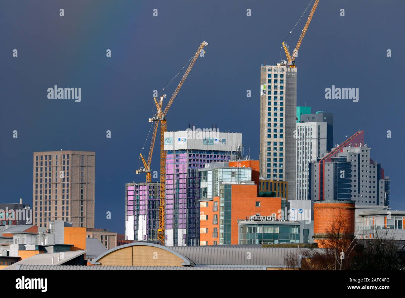 Bedrohlicher Himmel über hohe Gebäude auf Leeds City Skyline Stockfoto