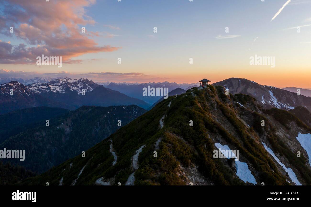 Gipfel der Herzogstand mit Alpenpanorama bei Sonnenuntergang, Alpen, Oberbayern, Bayern, Deutschland Stockfoto