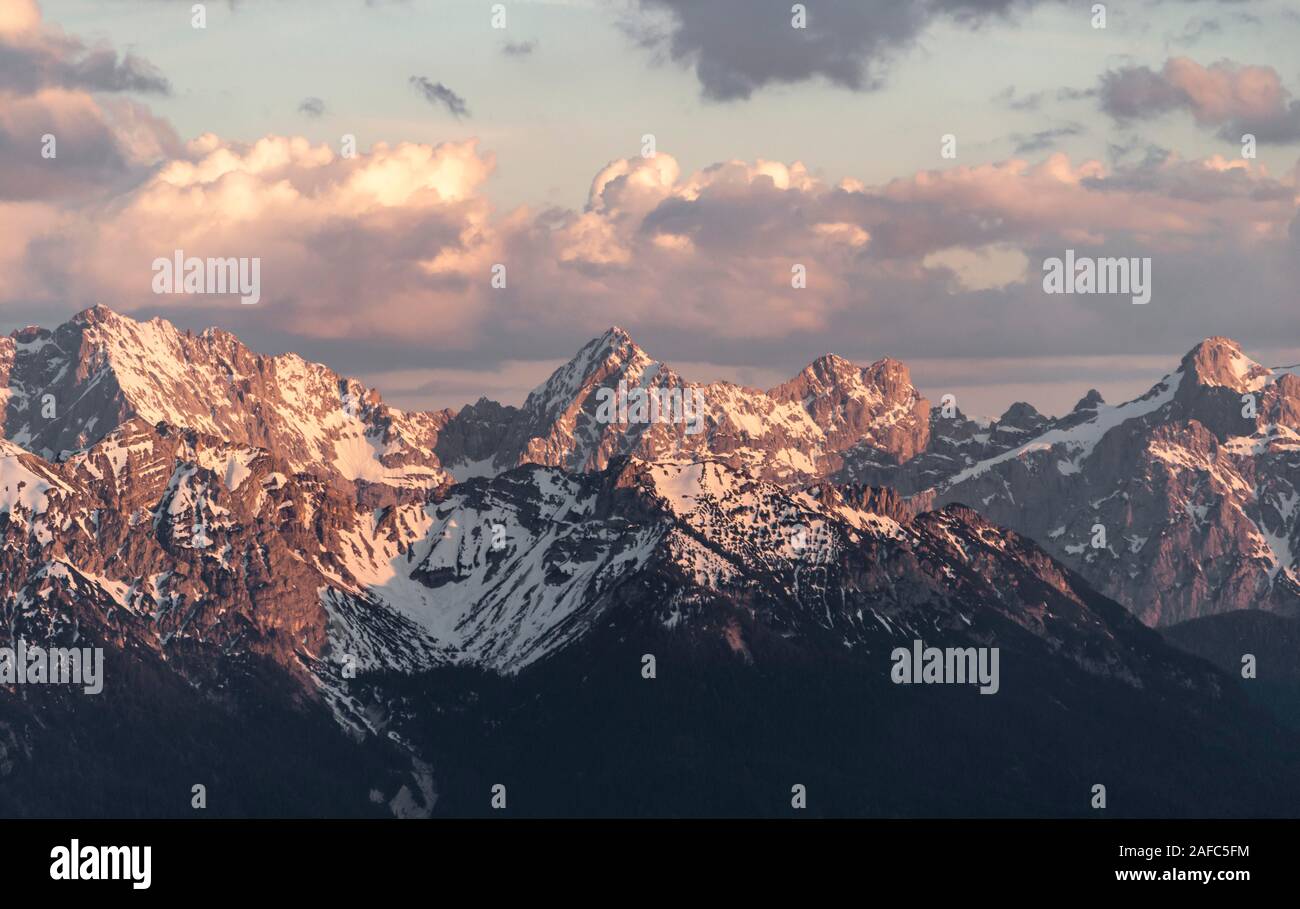 Und Karwendelkopf Tiefkarspitze, Karwendelgebirge, Blick auf die schneebedeckten Berge, Sonnenuntergang, Alpen, Oberbayern, Bayern, Deutschland Stockfoto