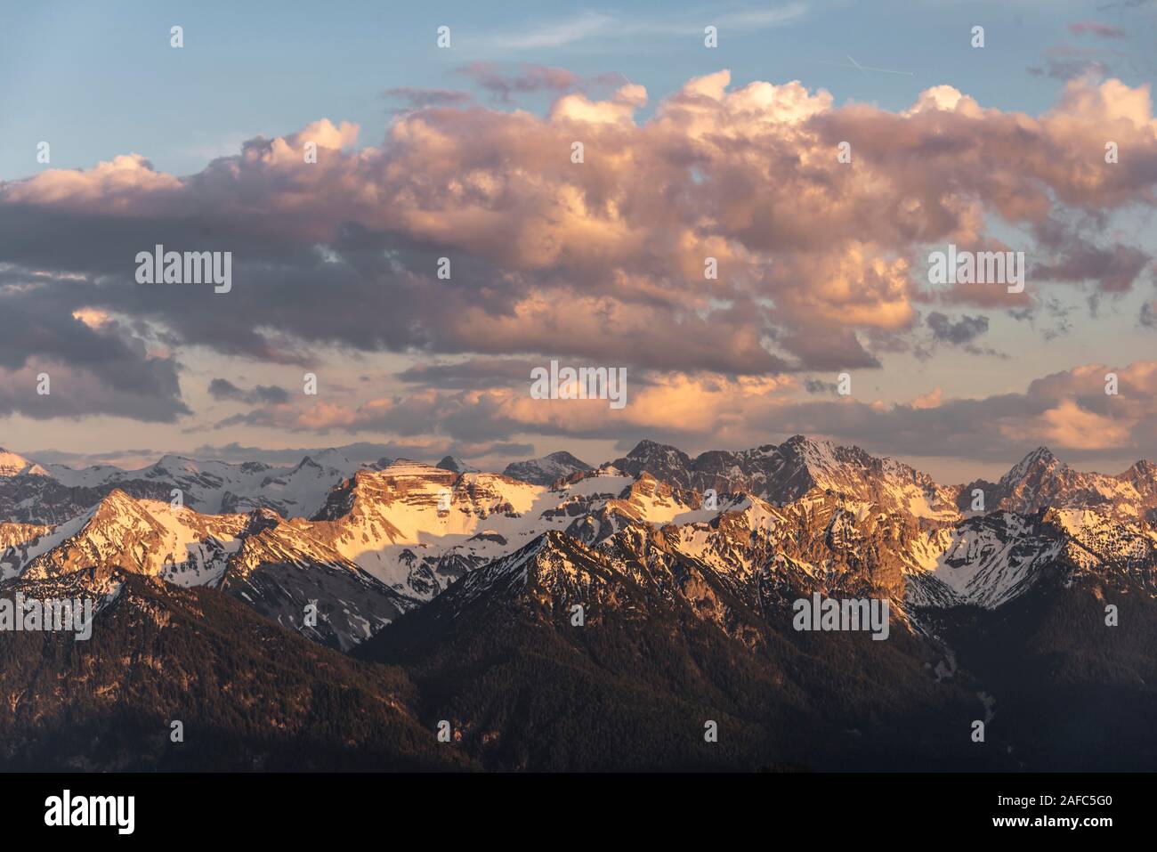 Karwendelgebirge und Soierngruppe, Blick auf die schneebedeckten Berge bei Sonnenuntergang, Alpen, Oberbayern, Bayern, Deutschland Stockfoto