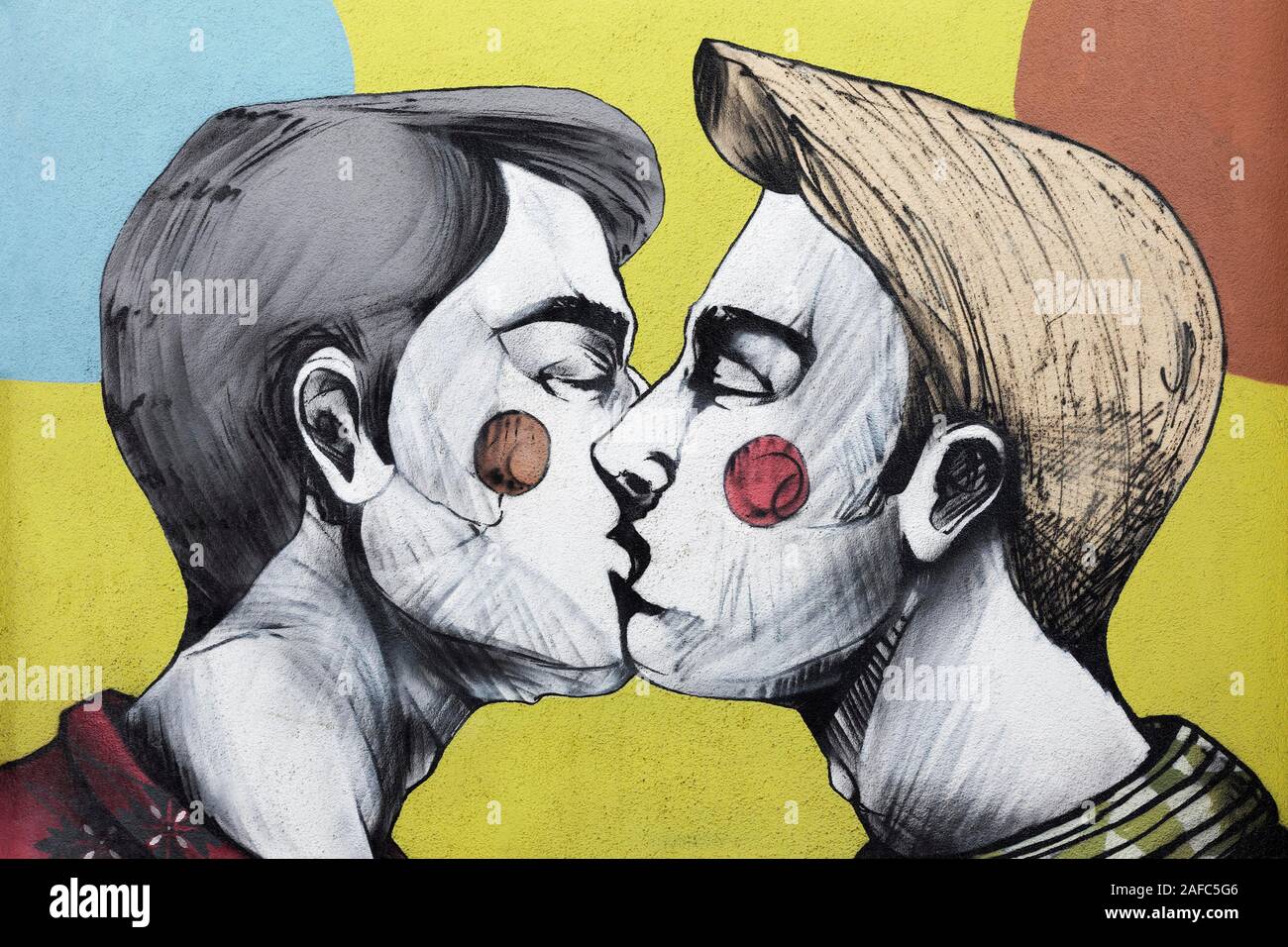 Zwei homosexuelle junge Männer küssen, LGBT-Porträt, Wandmalerei von Fotini Tikkou im Rainbow House, Rue de la Chaufferette, Lollepotstraat, Brüssel, Belgien Stockfoto