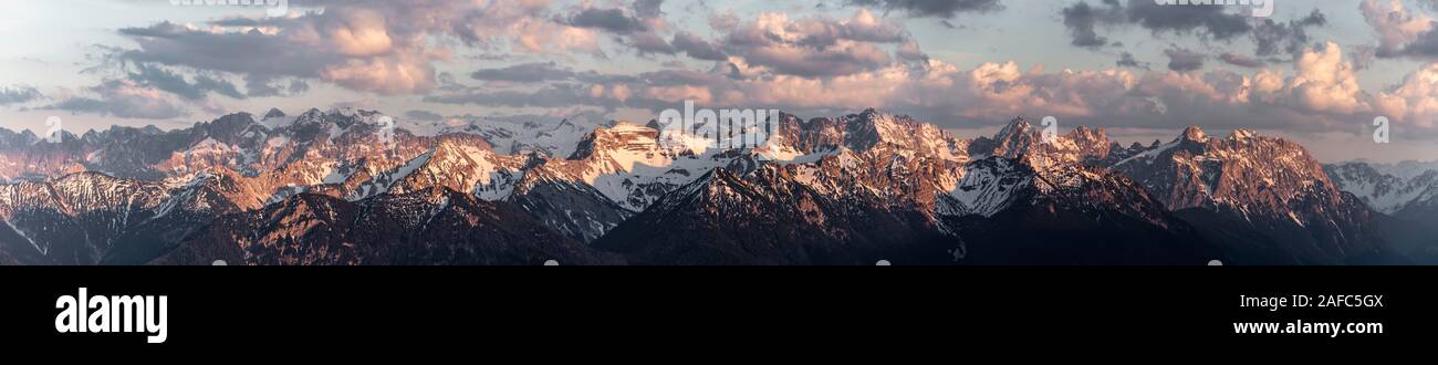 Blick auf Karwendelgebirge und Soierngruppe, Alpenpanorama mit Schnee - Berge bei Sonnenuntergang mit Wolken Himmel, Alpen, Oberbayern, Bayern Stockfoto