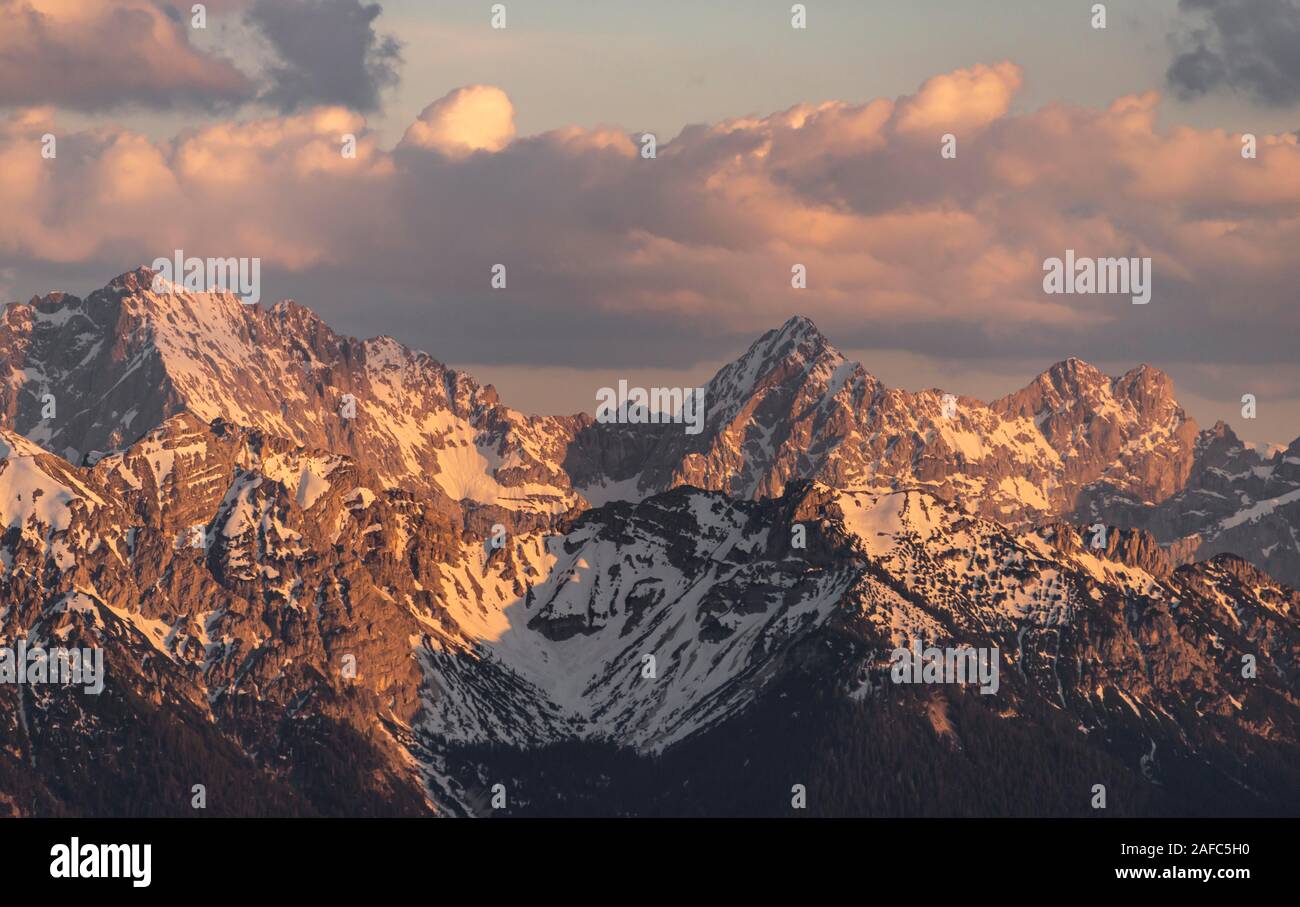 Und Karwendelkopf Tiefkarspitze, Karwendelgebirge, Blick auf die schneebedeckten Berge, Sonnenuntergang, Alpen, Oberbayern, Bayern, Deutschland Stockfoto