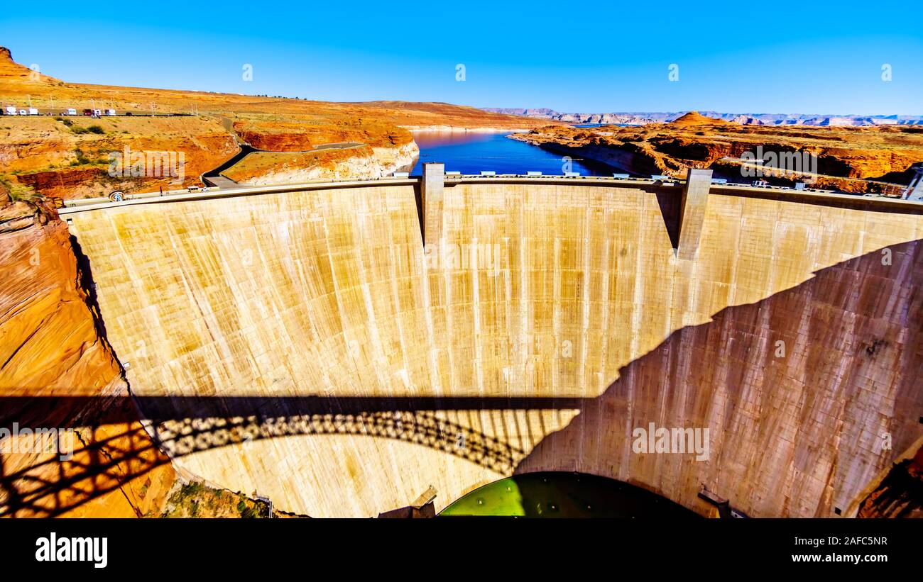 Der Glen Canyon Dam, Lake Powell hinter dem Damm, der den Colorado River erstellt. Von der Staumauer Blick auf in der Nähe von Page, Arizona, United States gesehen Stockfoto