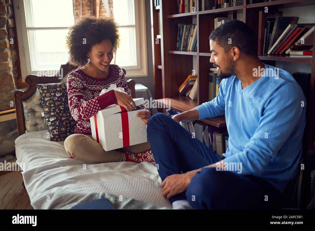 Mann und Frau Weihnachten feiern und Exchange Geschenk Stockfoto