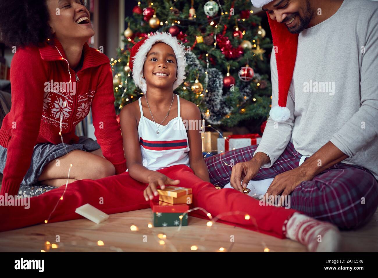 Fröhlicher junger Familie an Weihnachten. Stockfoto
