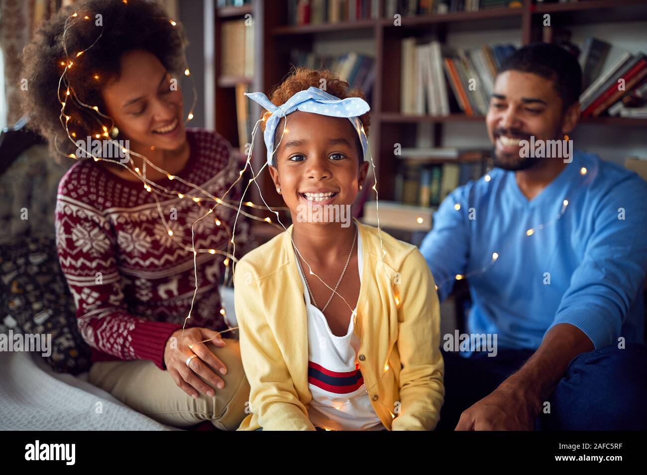 Lächelnde Mädchen Weihnachten feiern mit der Familie Stockfoto