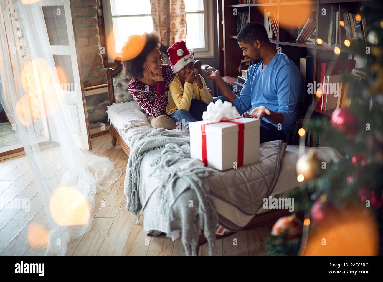 Familie in den Ferien und Weihnachten gemeinsam feiern. Stockfoto