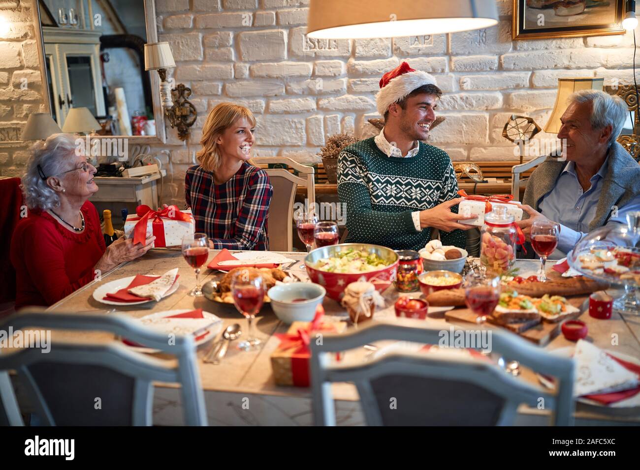 Weihnachtsgeschenk tauschen, glückliche Familie, Menschen lachen mit Freude während der Ferien Stockfoto
