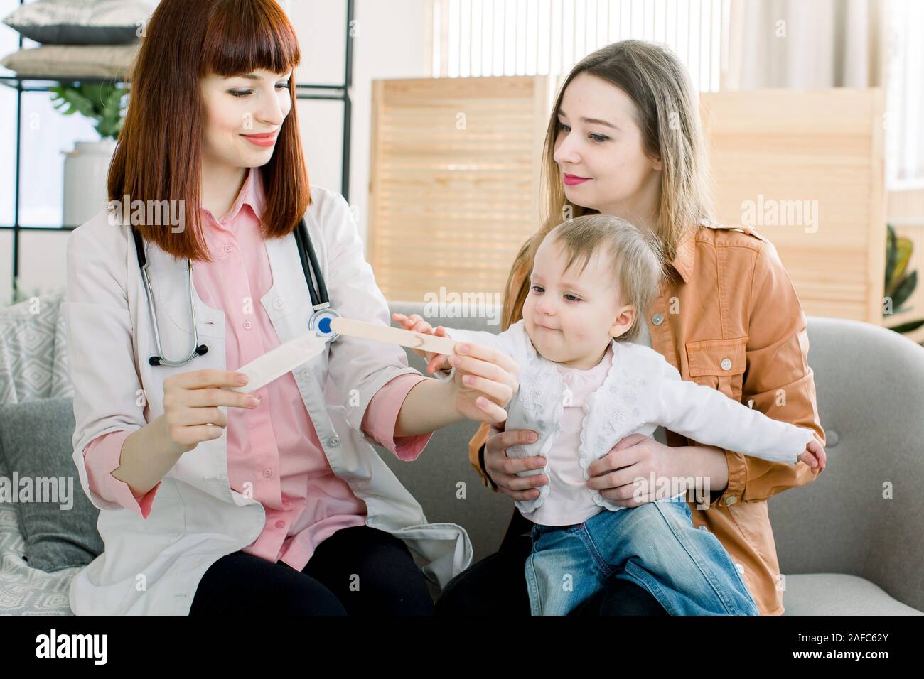 Kinderarzt In Der Nähe Von Mir Pediatrician Examining Little Girl Stethoscope Stockfotos und -bilder
