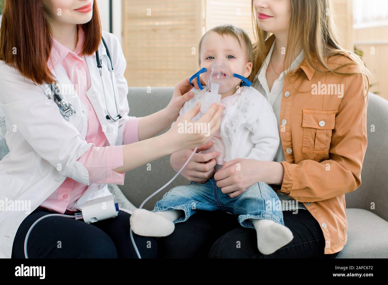 Frau Doktor halten eine Maske Dampf Inhalator für kleine Baby. baby baby  erhält ein inhalationsgerät Behandlung durch die Gesichtsmaske  Stockfotografie - Alamy