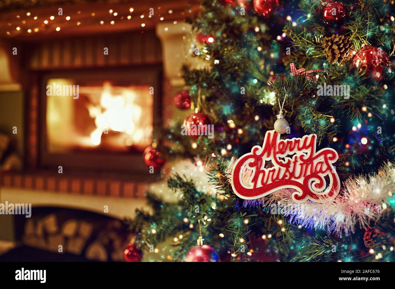 Urlaub Dekor. geschmückten Weihnachtsbaum und im Hintergrund Kamin. Stockfoto