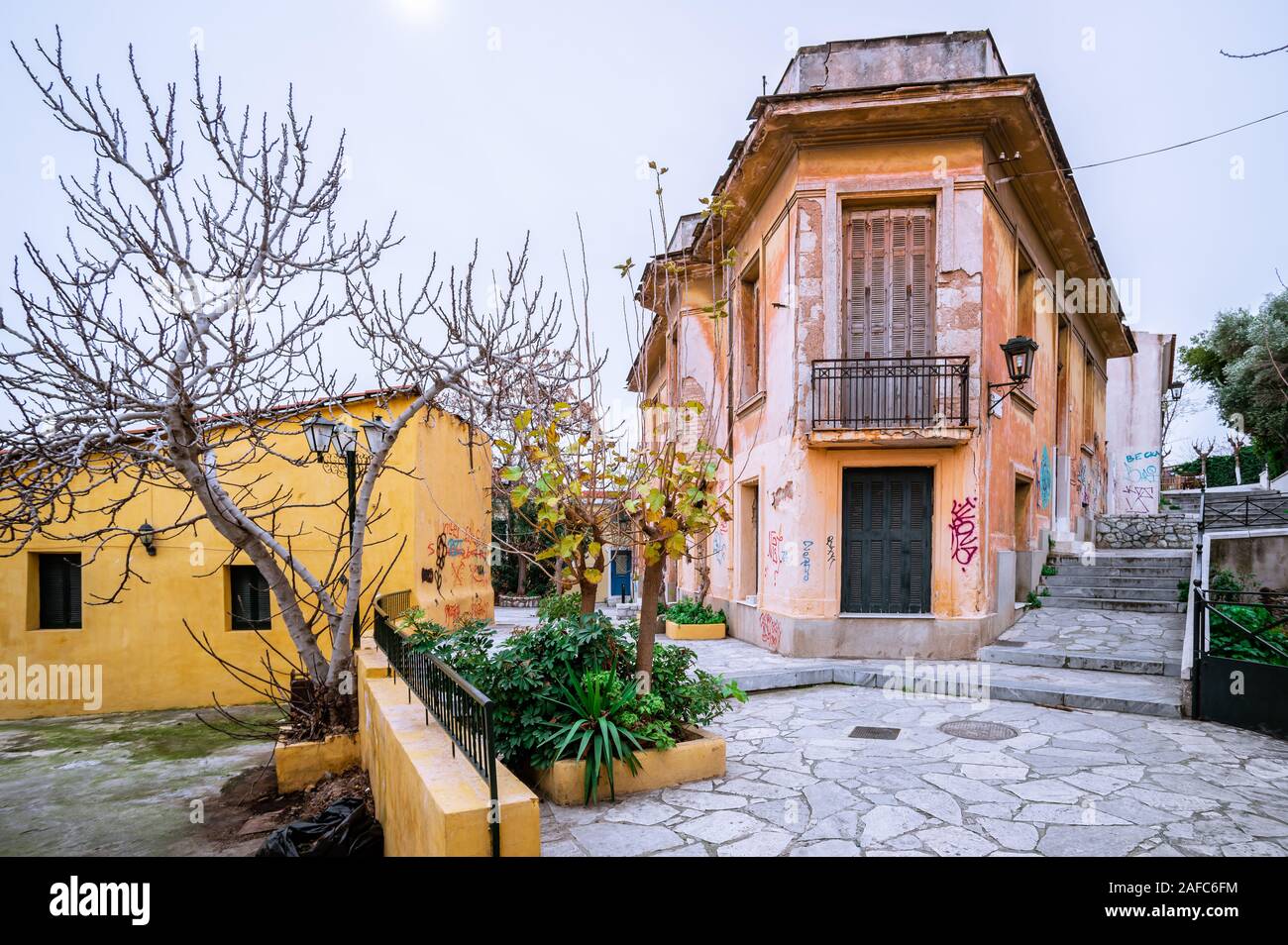 Athen/Griechenland - 1. Februar 2014: Blick auf das verlassene Haus mit Graffiti, in der historischen Nachbarschaft von Plaka. Stockfoto
