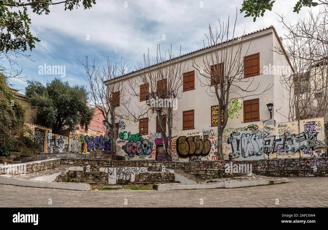 Athen/Griechenland - 9. März 2019: Blick auf ein neoklassizistisches Haus mit Graffiti, in der historischen Nachbarschaft von Plaka. Stockfoto