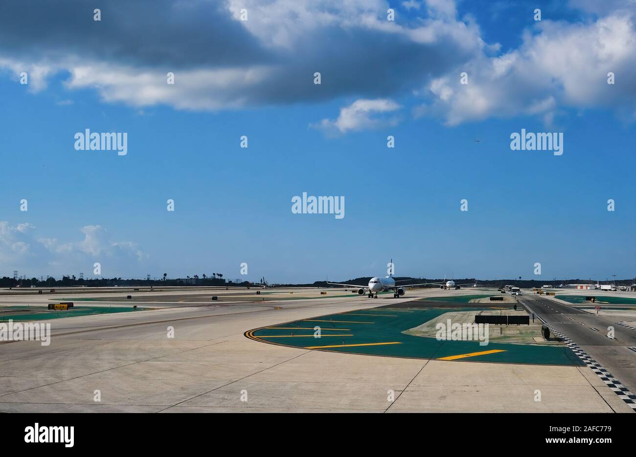 Flugzeuge Taxxing auf Start- und Landebahn Stockfoto