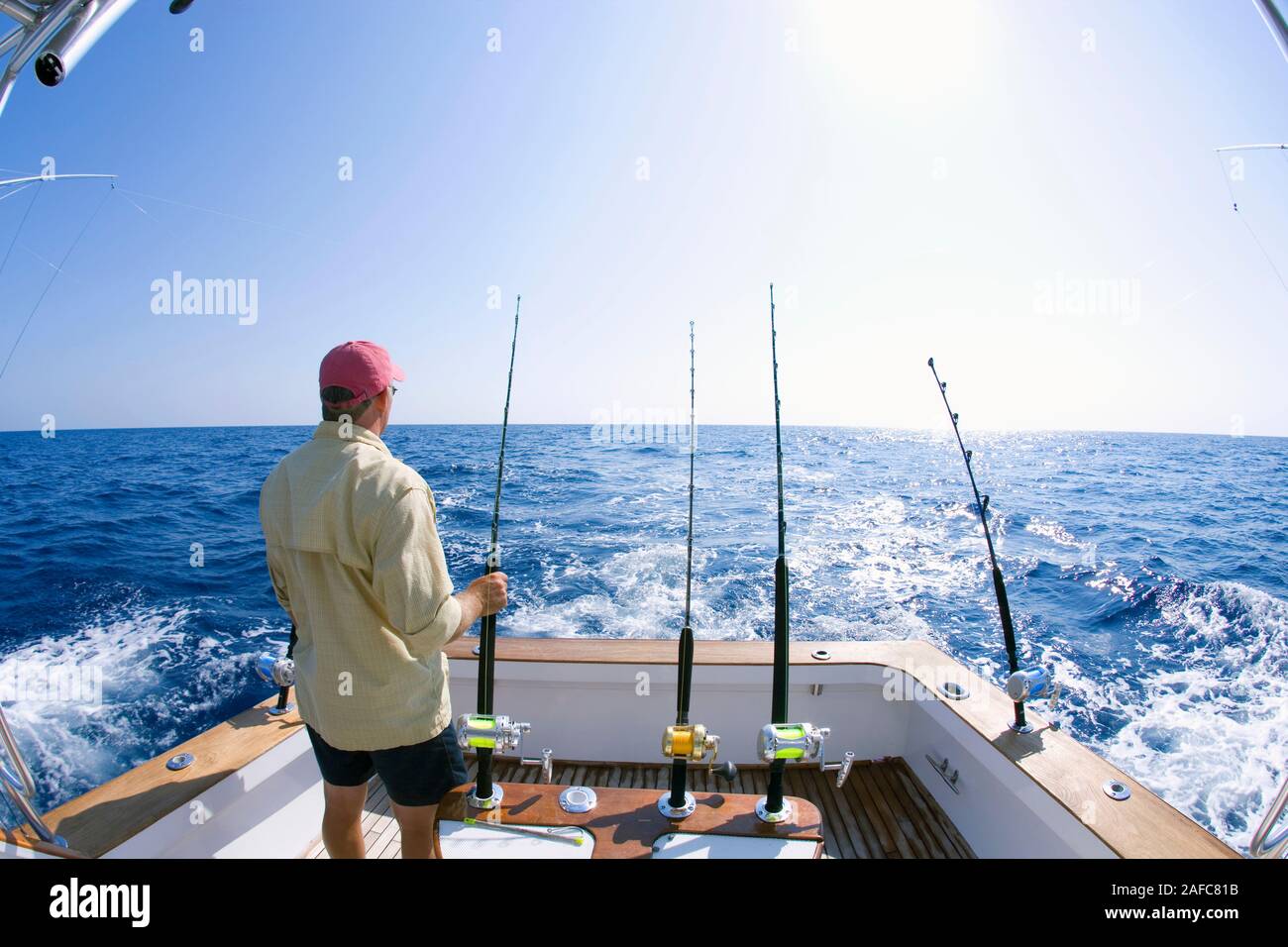 Mann auf einem Boot, mit Blick aufs Meer in Key West, Florida, USA. Model Released. Stockfoto
