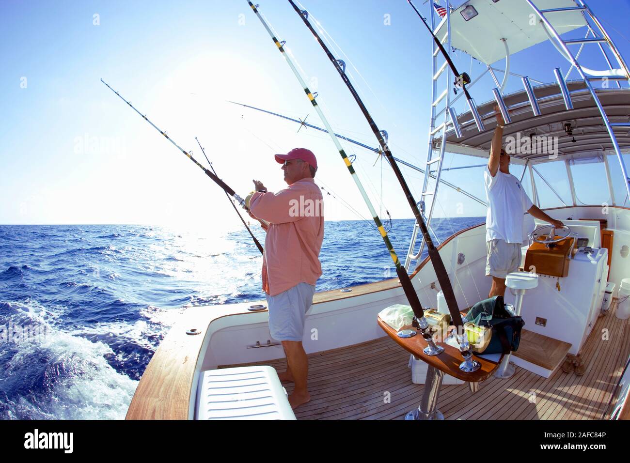 Der Mensch vor der Stern des Sports Angeln Boot in Key West, Florida, USA. Model Released. Stockfoto
