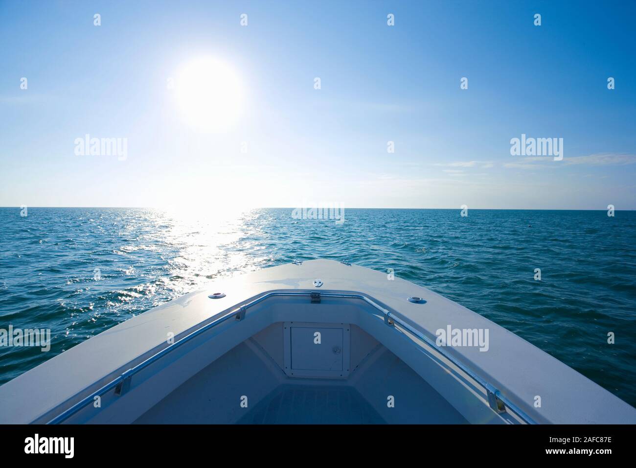Der Bogen der Boot überschrift in den Sonnenaufgang über dem Meer. Florida, USA. Eigenschaft freigegeben Foto. Stockfoto