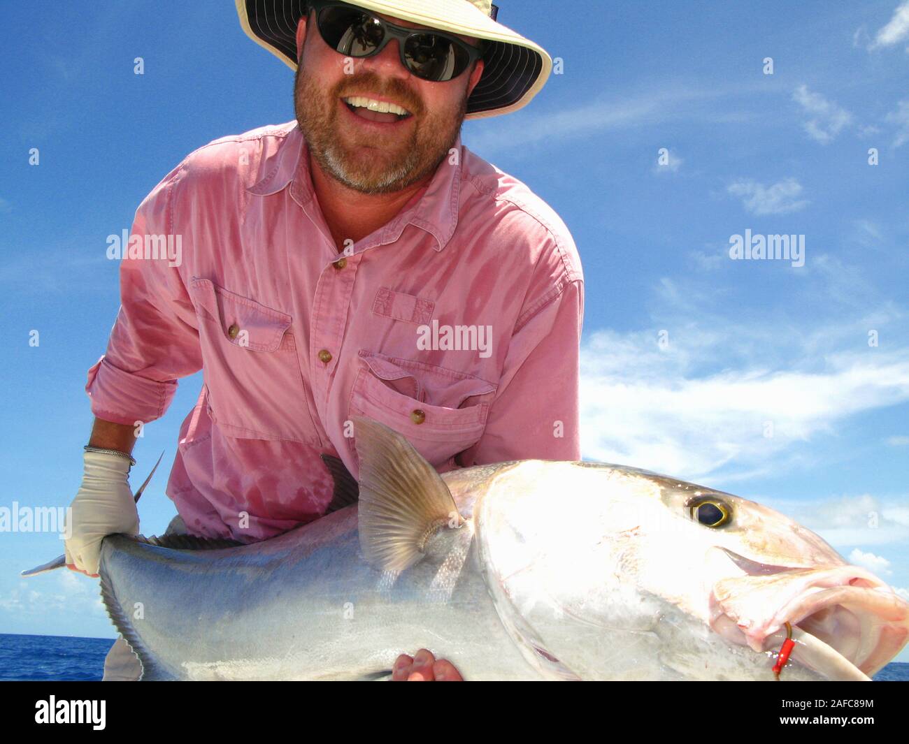 Fischer mit bernsteinmakrele Fisch in Florida, USA Model Released Foto Stockfoto