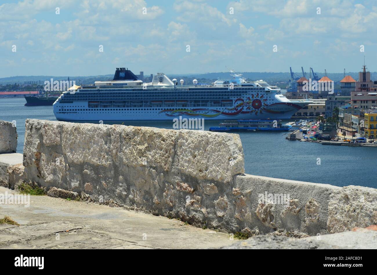 Luxus Kreuzfahrtschiffe im Hafen von Havanna Stockfoto