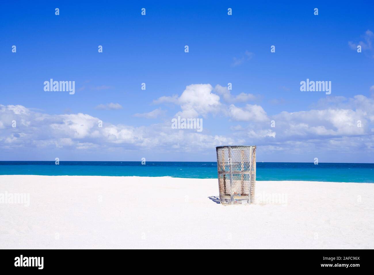 Papierkorb Mülleimer am Strand von Miami, Florida, USA Stockfoto