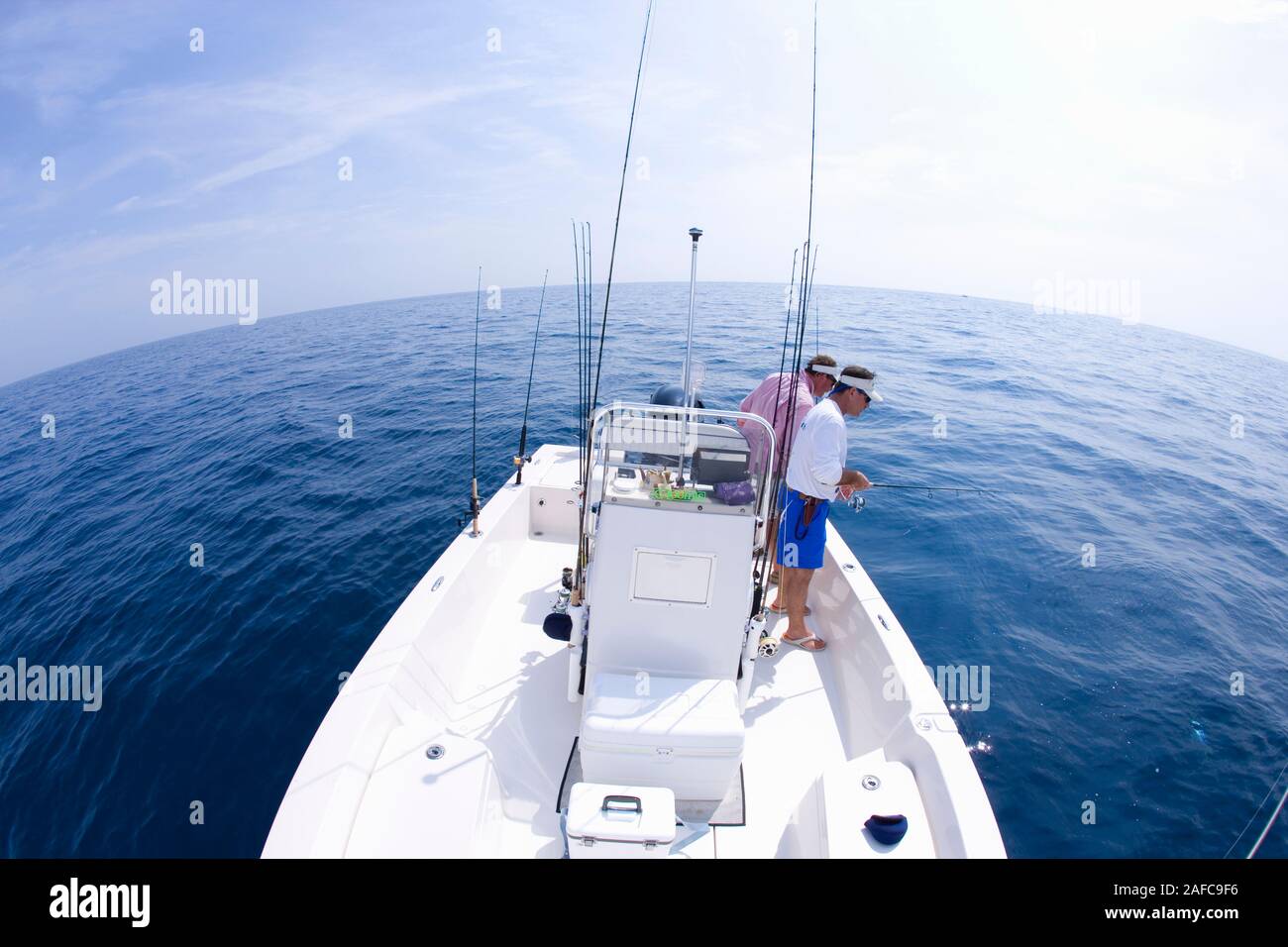 Zwei Männer in einem kleinen Boot angeln in Florida, USA Model Released Foto Stockfoto