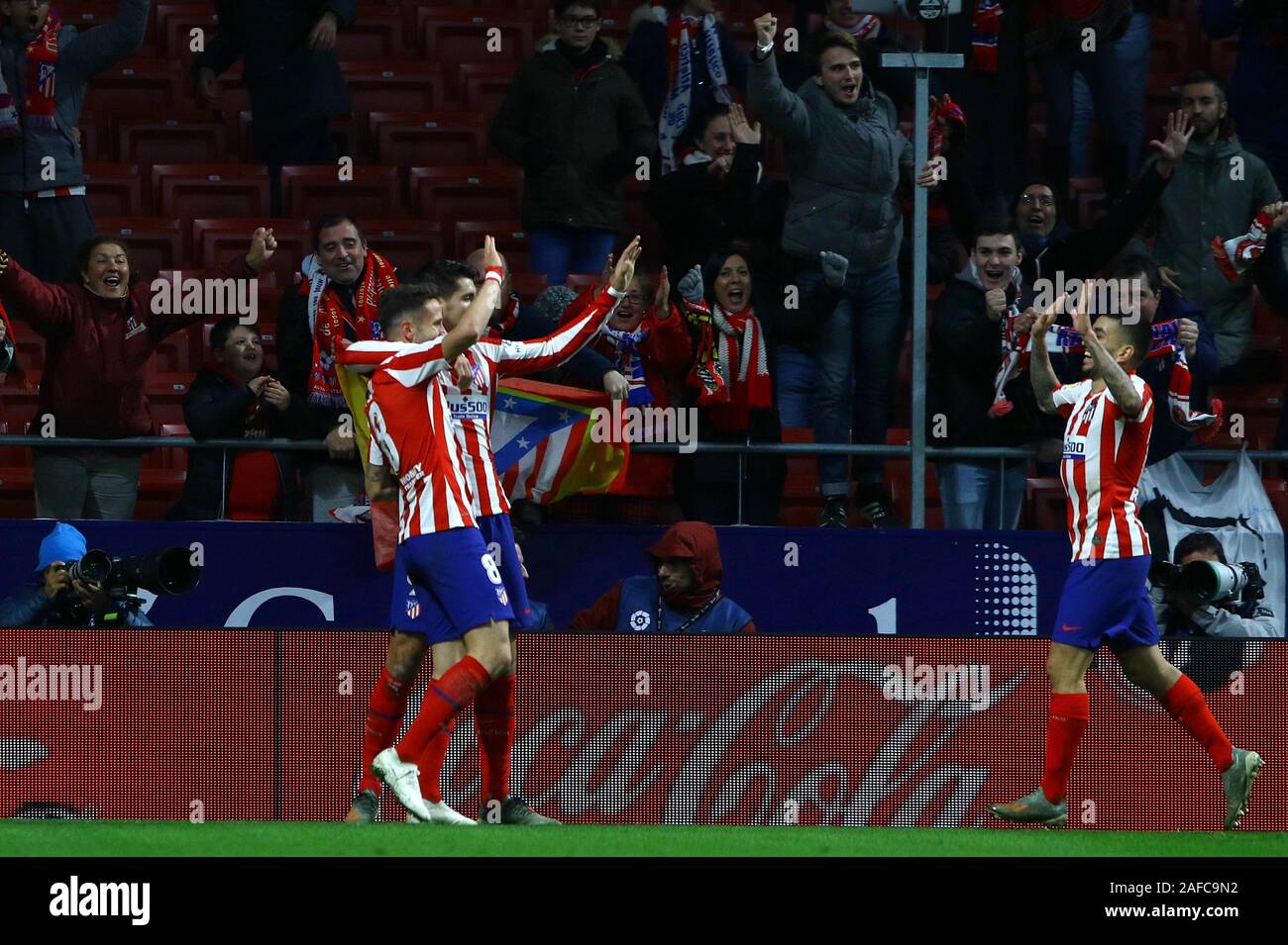 Madrid, Spanien. 14 Dez, 2019. Madrid, Spanien; 14/12/2019. - Fußball der Liga Match 17 Atletico de Madrid gegen Osasuna an der Wanda Metropolitano Stadium statt, in Madrid. Saul (L) und Morata Atletico de Madrid Spieler sie Saul's Ziel Endstand 2-0 Atletico de Madrid Sieger feiern. Credit: Juan Carlos Rojas/Picture Alliance | Verwendung weltweit/dpa/Alamy leben Nachrichten Stockfoto