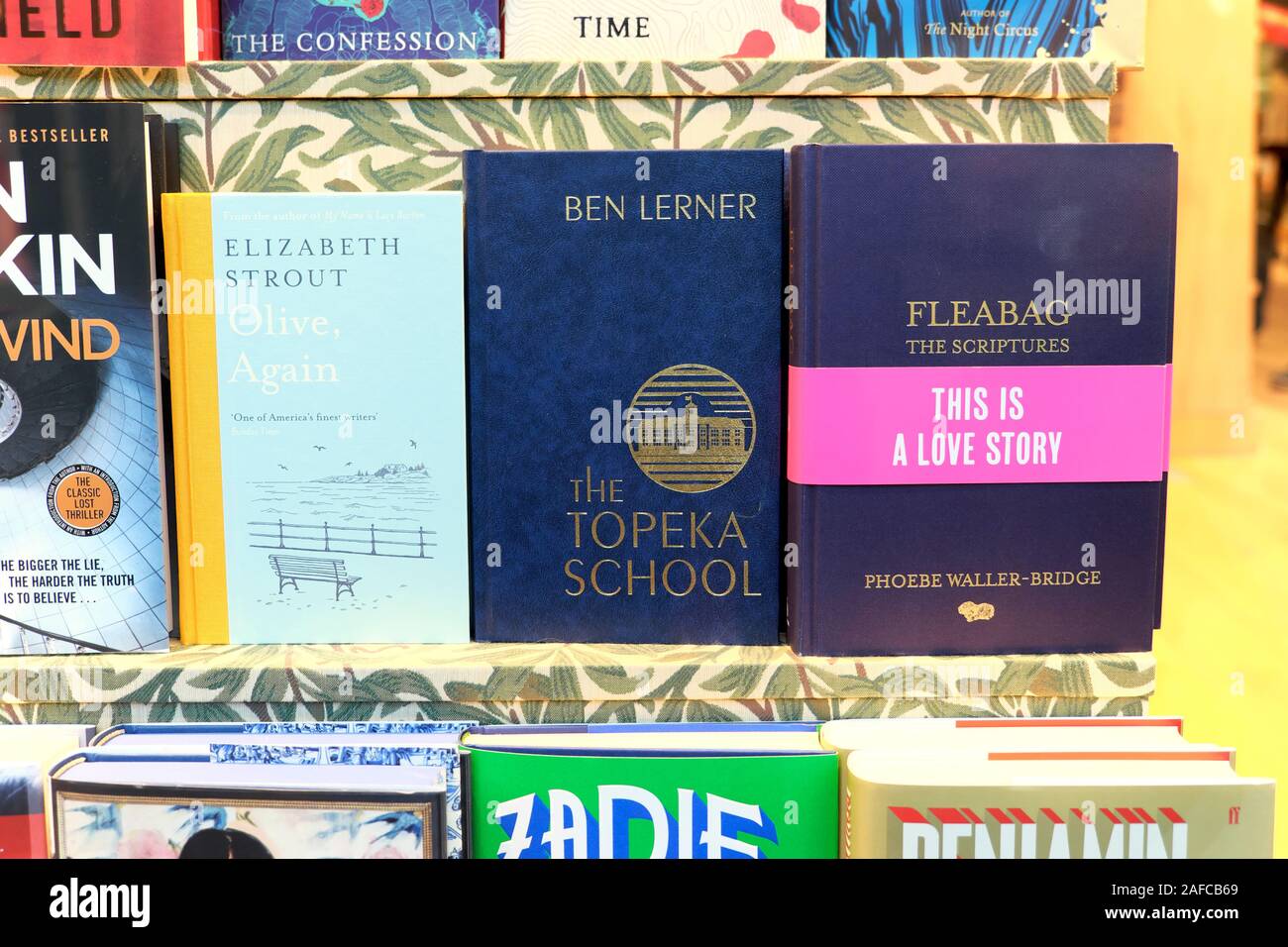 Olivenöl wieder, die Topeka Schule, einem schnäppchenpreis Die Schriften Bücher in einer Buchhandlung Bücherregal in London England UK KATHY DEWITT Stockfoto