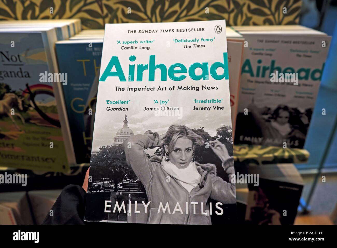 Airhead kann, das Unvollkommene Kunst, Nachrichten Buch Thema Emily Maitlis vordere Abdeckung in einem Buchladen in London England UK KATHY DEWITT Stockfoto
