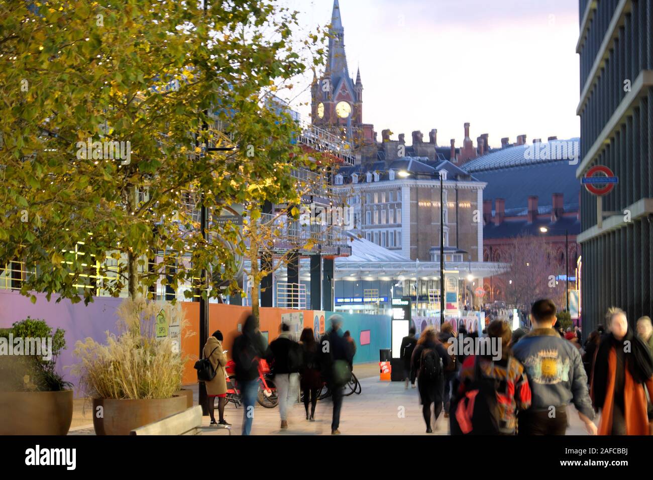 Menschen, die an einem Novemberabend in London, England, KATHY DEWITT, in Straßenmassen spazieren gehen, sind Fußgänger in der Nähe der St Pancras Station und der Kings Cross Station Stockfoto