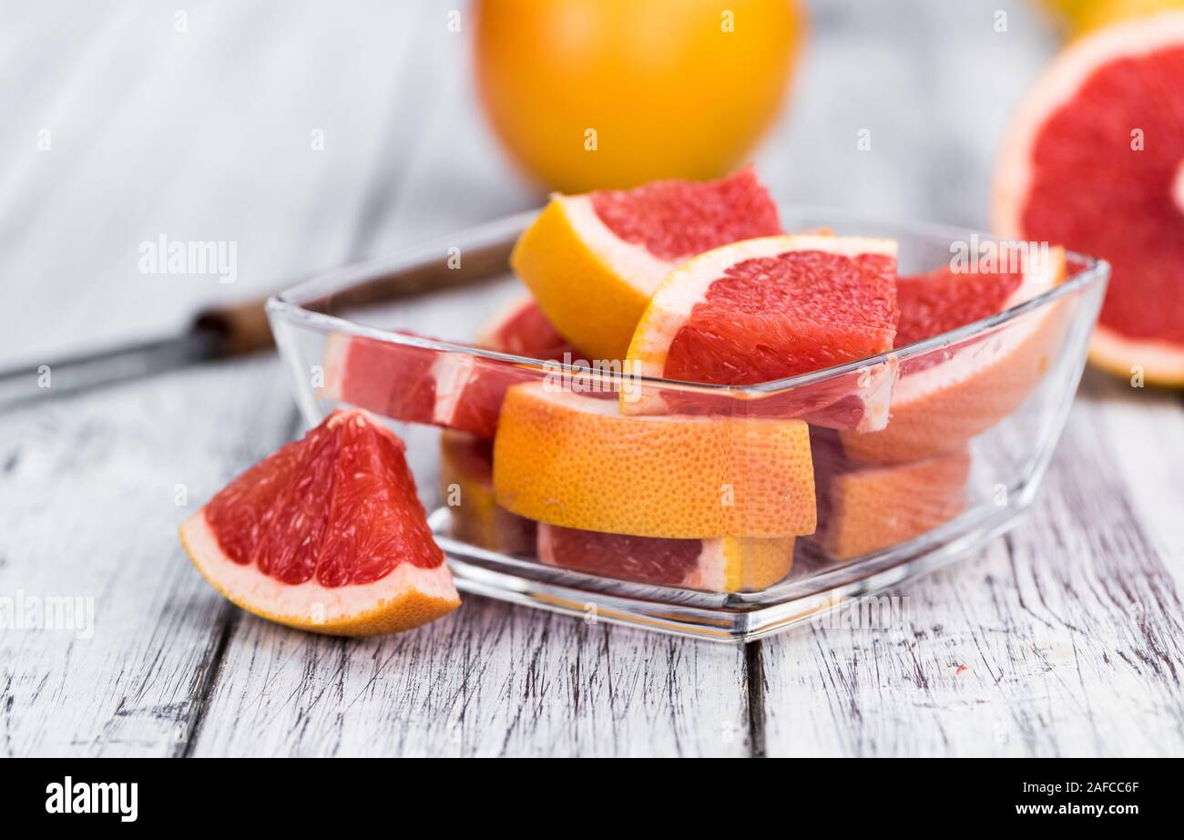 Grapefruits Schichten (selektive Fokus) auf einem vintage Hintergrund als detaillierte Nahaufnahme Stockfoto