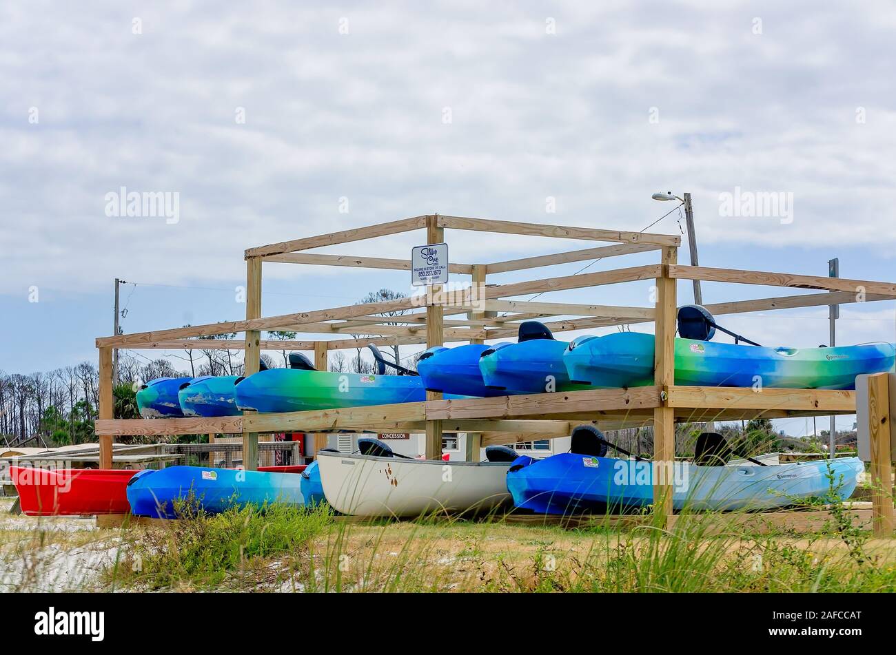 Kajaks sind für die Vermietung in St. Joseph Peninsula State Park, Sept. 22, 2019 gestapelt, in Port St. Joe, Florida. Stockfoto